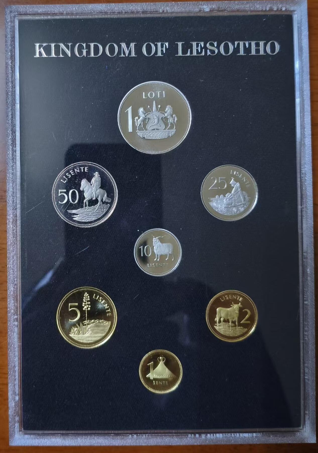 ❤️【币观天下】❤️ 第331期钱币拍卖- 2025.11.21周五晚上6点半场-长期征集拍品 莱索托1979年精制PS套币 英皇精典纸壳封装，品质保证