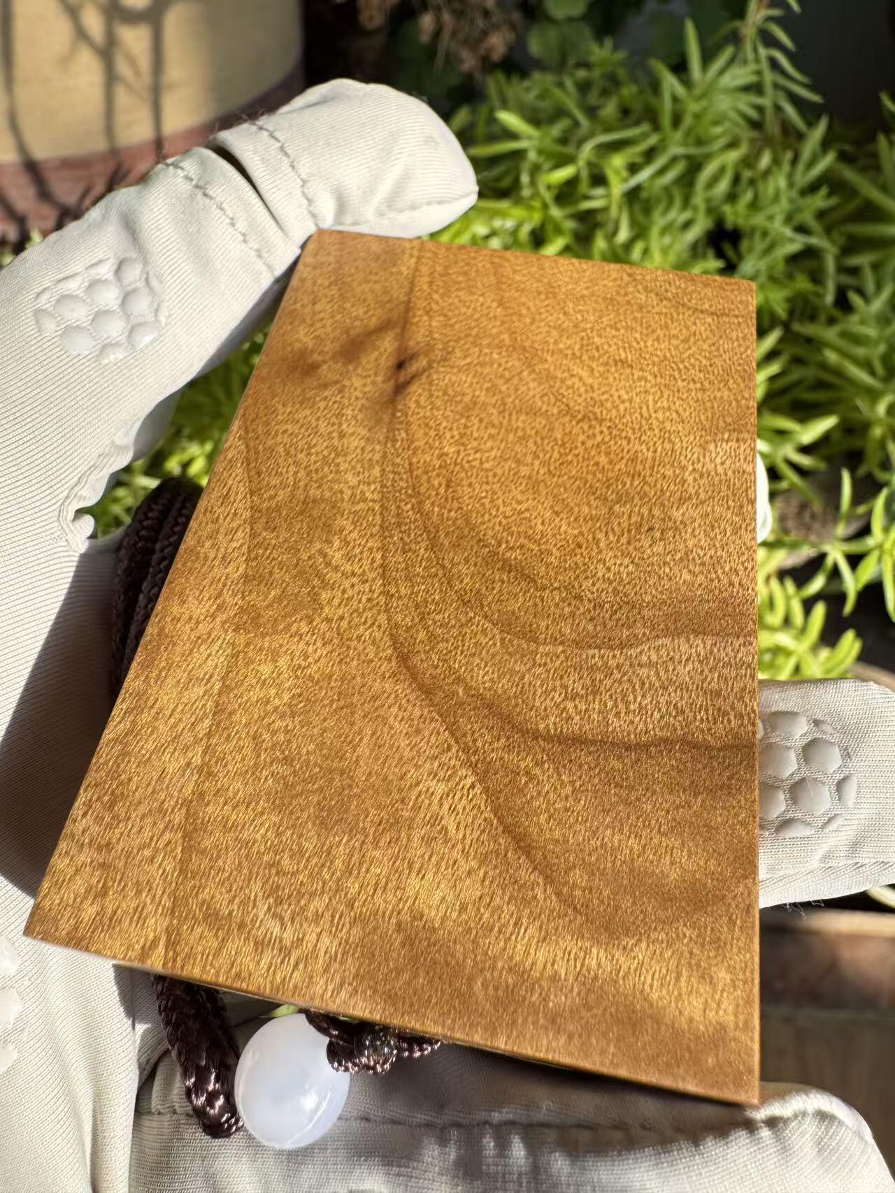 零元拍：H002 金丝楠牌子，香喷喷的小金砖，金光闪闪，71/47/13CM CM，牌子有一道碳化裂，不是贯穿裂，最后三张图片已展示，介意勿拍。