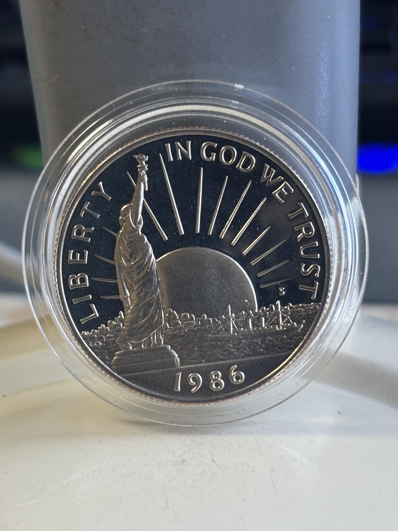 第182期拍卖 1986年美国双币套 自由女神纪念银币和铜镍币（1美元+半美元） 26.73克900银 盒证全