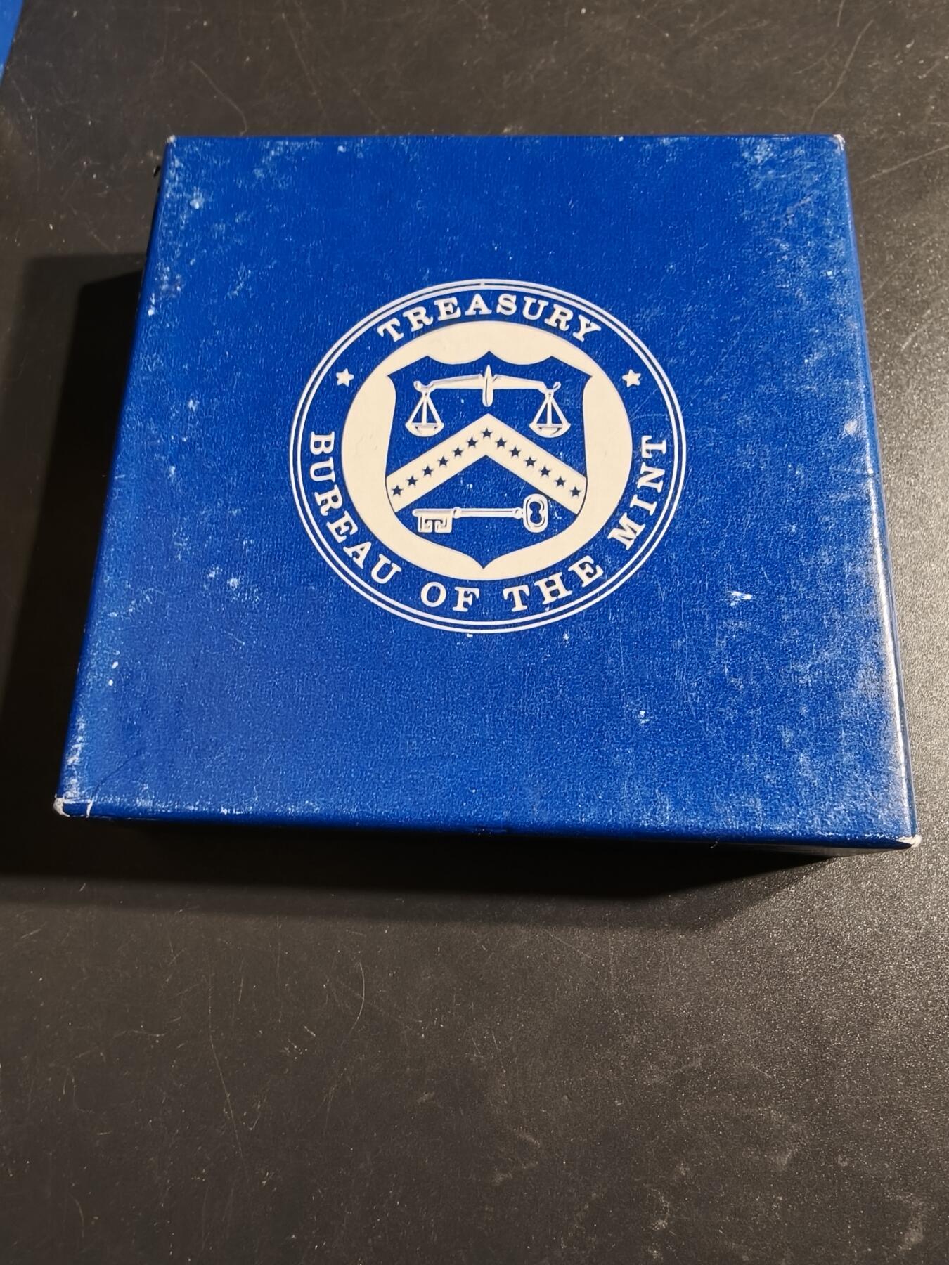 老王徽章第164期  美国铸币局威廉•塔夫脱总统大铜章     原盒    直径76mm.    重量222.1g.    威廉·霍华德·塔夫脱是美国第27任总统（1909-1913年）。  他后来成为美国第十任首席大法官，是唯一一位同时担任过这两个职务的人。  