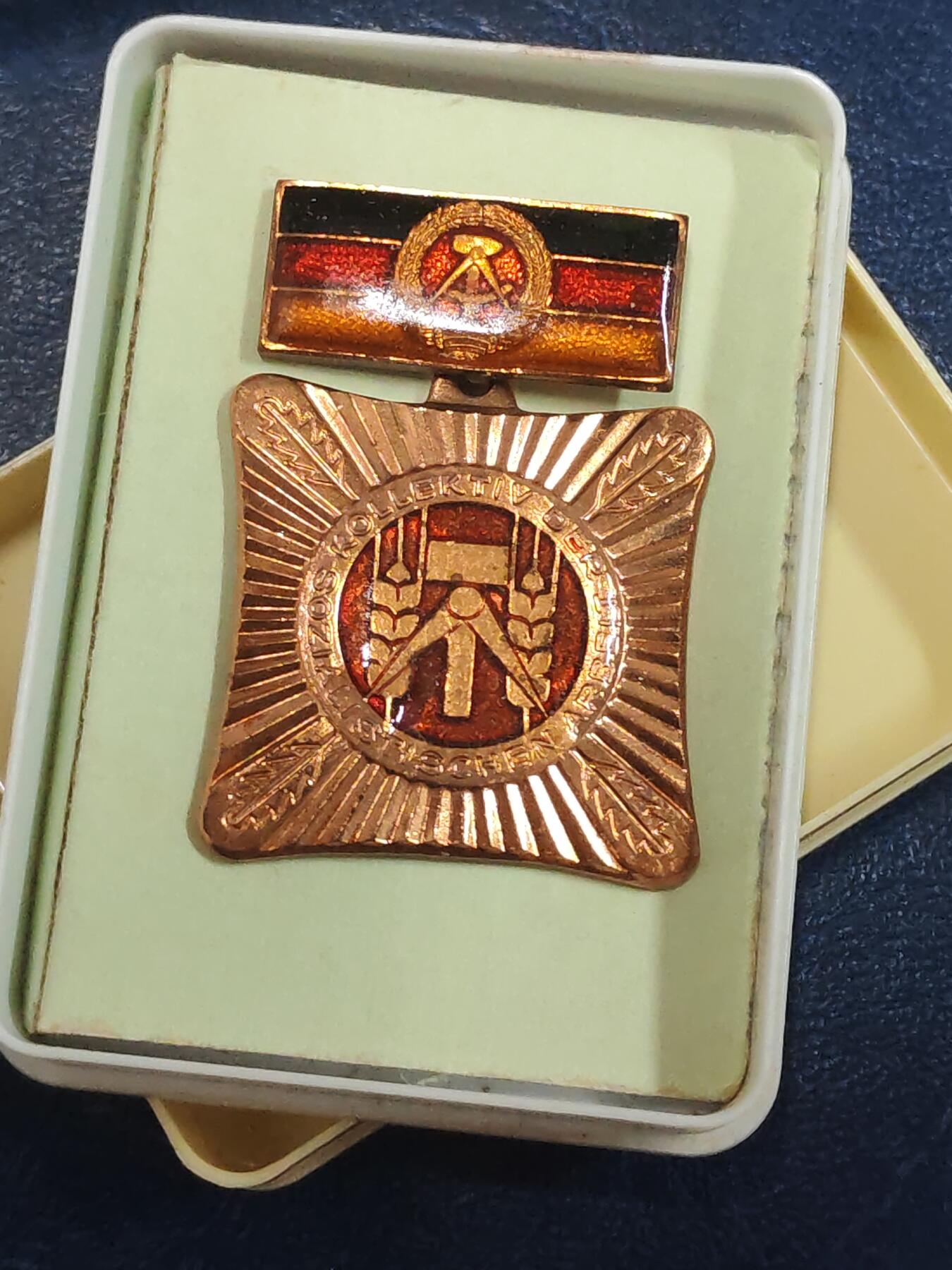 荷兰第129期勋赏拍卖 民主德国集体劳动模范奖章