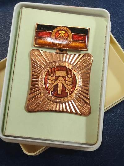 荷兰第129期勋赏拍卖 - 民主德国集体劳动模范奖章