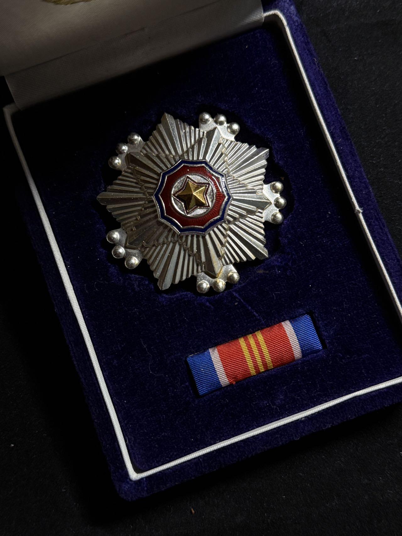 戎马世界章牌大赏第108期 朝鲜三级国旗勋章，盒略齐全
