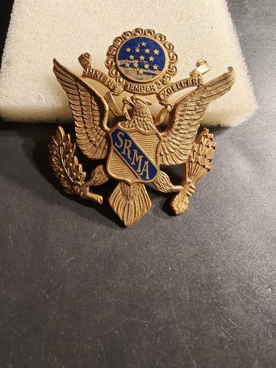 老王徽章第164期 - 美国圣拉斐尔军事学院大檐帽帽徽     1890年建立