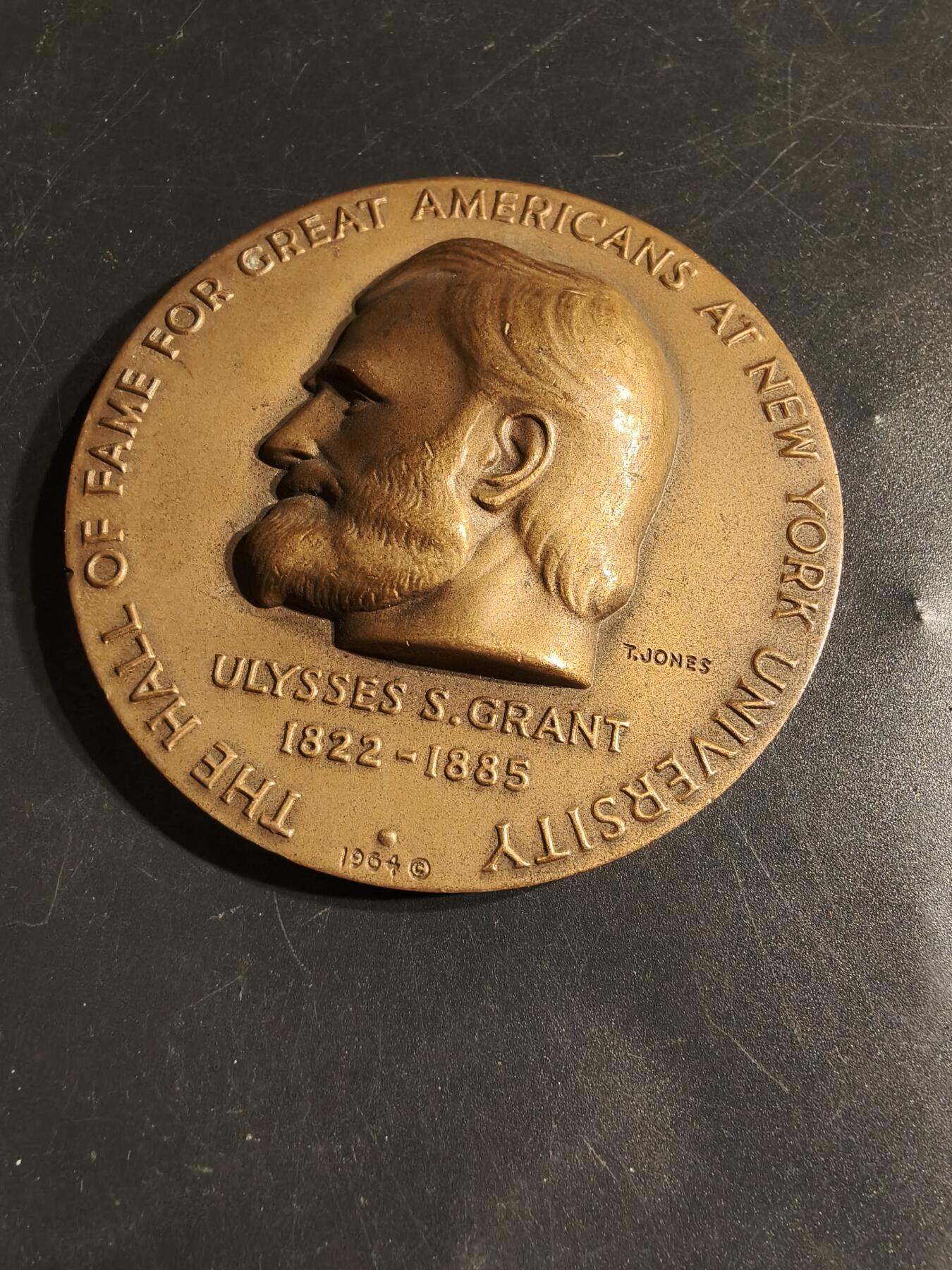 老王徽章第164期 美国尤利西斯•格兰特将军大铜章      高浮雕      直径76mm.    重量206.3g.      尤利西斯·S·格兰特，美国南北战争时期的联邦军总司令，后来成为美国第18任总统。
