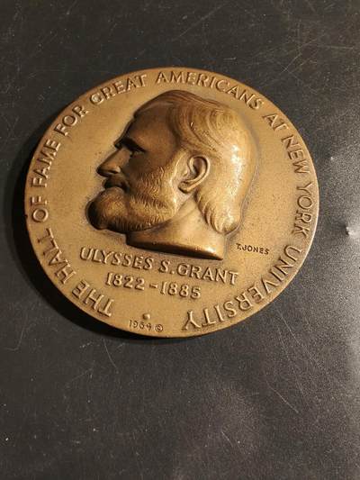 老王徽章第164期 - 美国尤利西斯•格兰特将军大铜章      高浮雕      直径76mm.    重量206.3g.      尤利西斯·S·格兰特，美国南北战争时期的联邦军总司令，后来成为美国第18任总统。