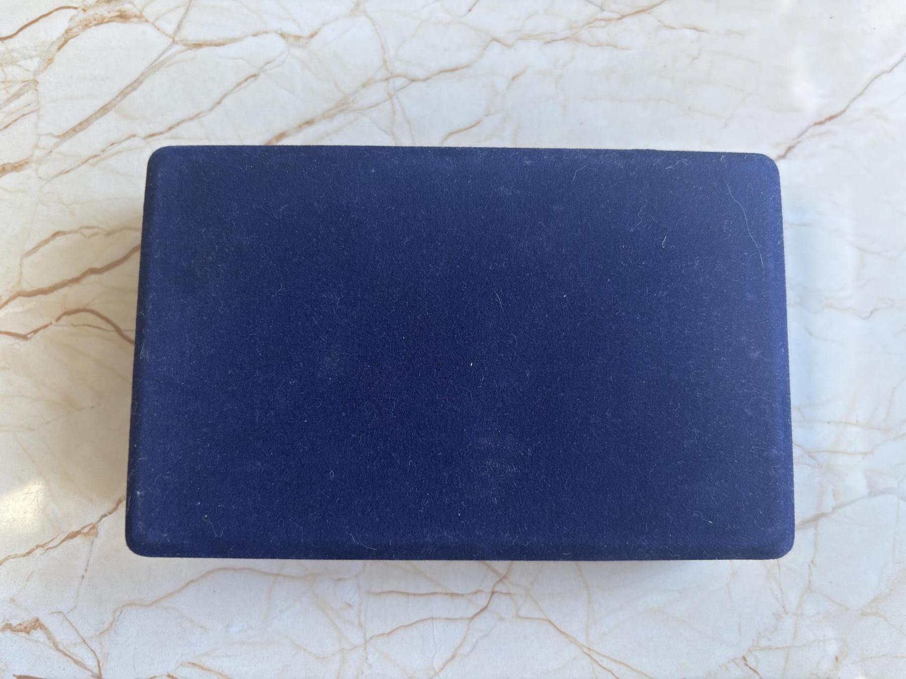 第182期拍卖 1988年中国10元X2精制银币套 中国珍惜动物-朱鹮和白鳍豚 27克925银X2 发行量：5万套 盒证全,有氧化