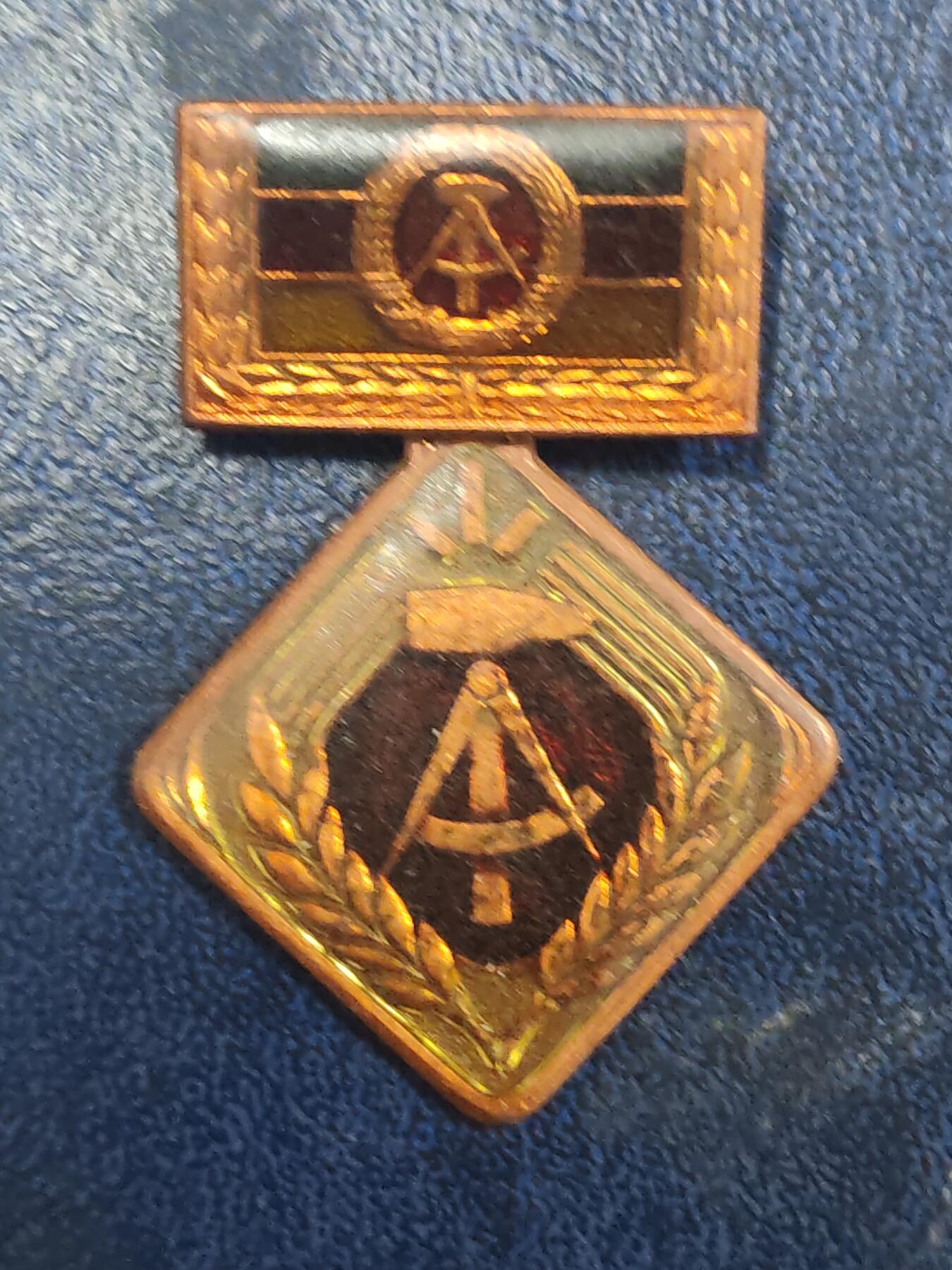 荷兰第129期勋赏拍卖 民主德国个人劳动积极分子奖章