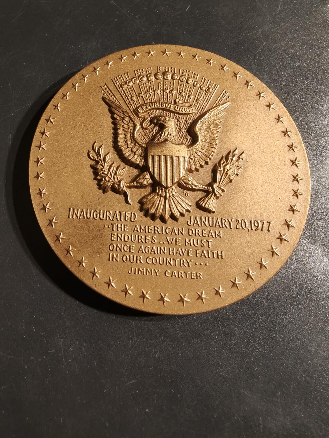 老王徽章第164期 美国铸币局吉米卡特总统大铜章    原盒      背部刻有引言：“美国梦永存……我们必须再次对我们的国家充满信心……”       直径76mm.     重量228.9g