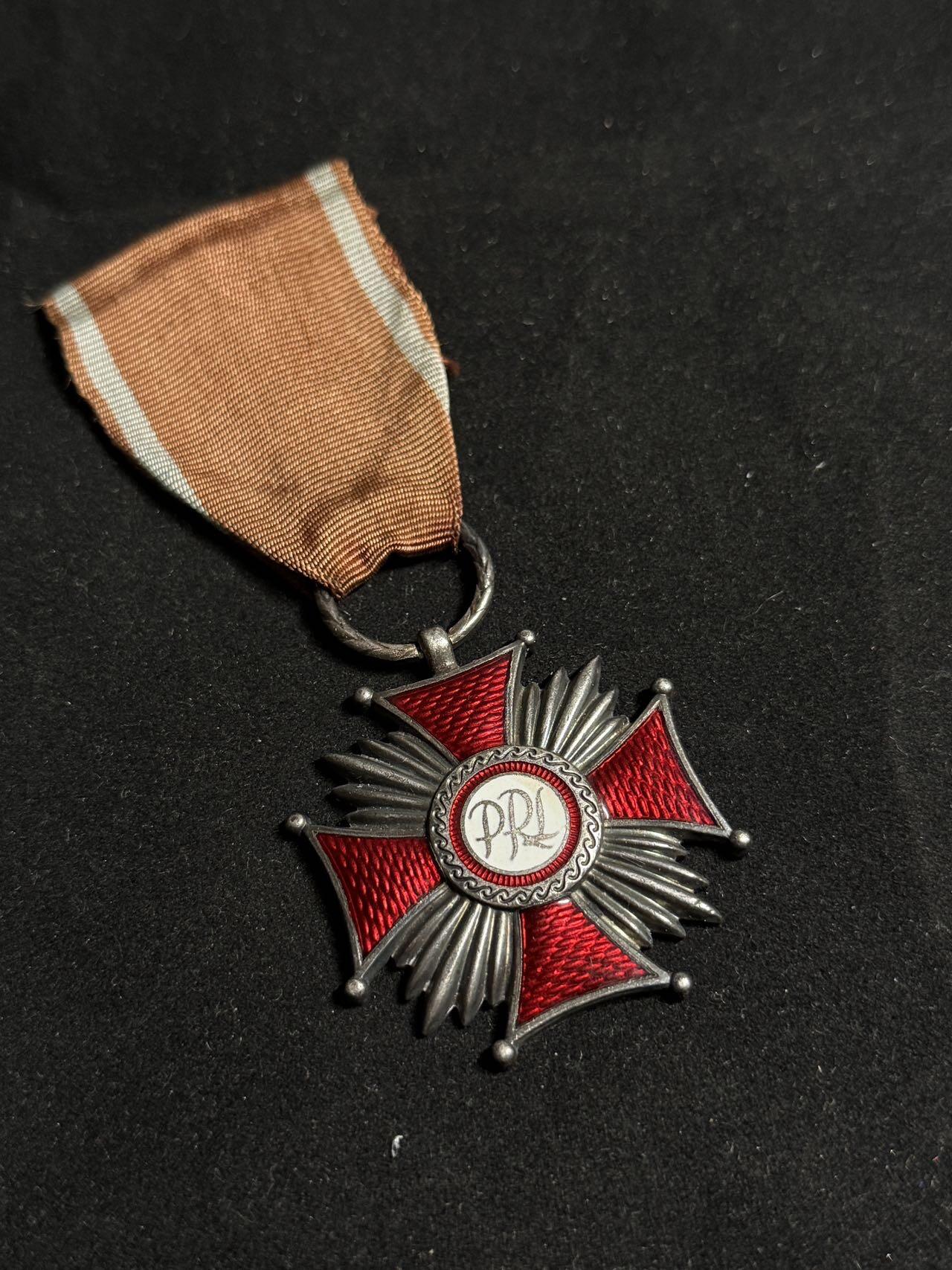 戎马世界章牌大赏第108期 波兰银级功勋十字勋章，PRL版