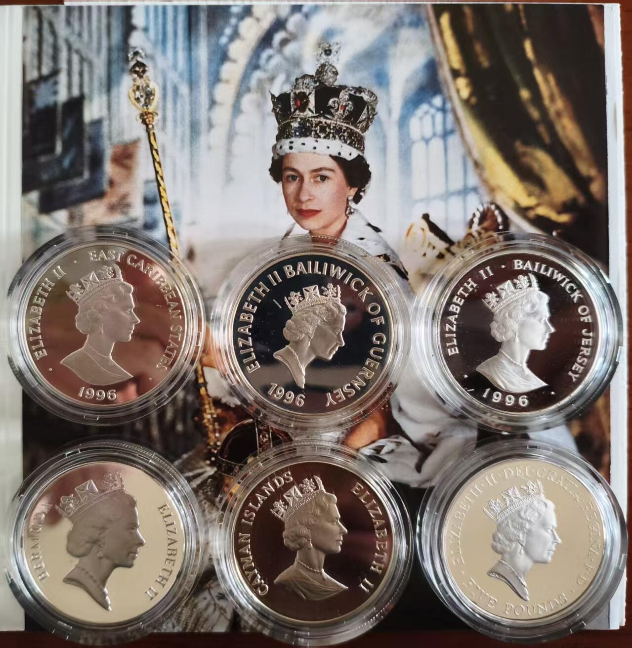 ❤️【币观天下】❤️ 第331期钱币拍卖- 2025.11.21周五晚上6点半场-长期征集拍品 英联邦12国女王七十大寿克朗大银币套装 英国本土、奥尔德尼、根西、泽西、开曼、百慕大、巴巴多斯、东加勒比、福克兰、斐济、冈比亚和所罗门。高级绒面盒装带一本介绍女王生平的小册子。都是28.28克的大银币，含纯银314克