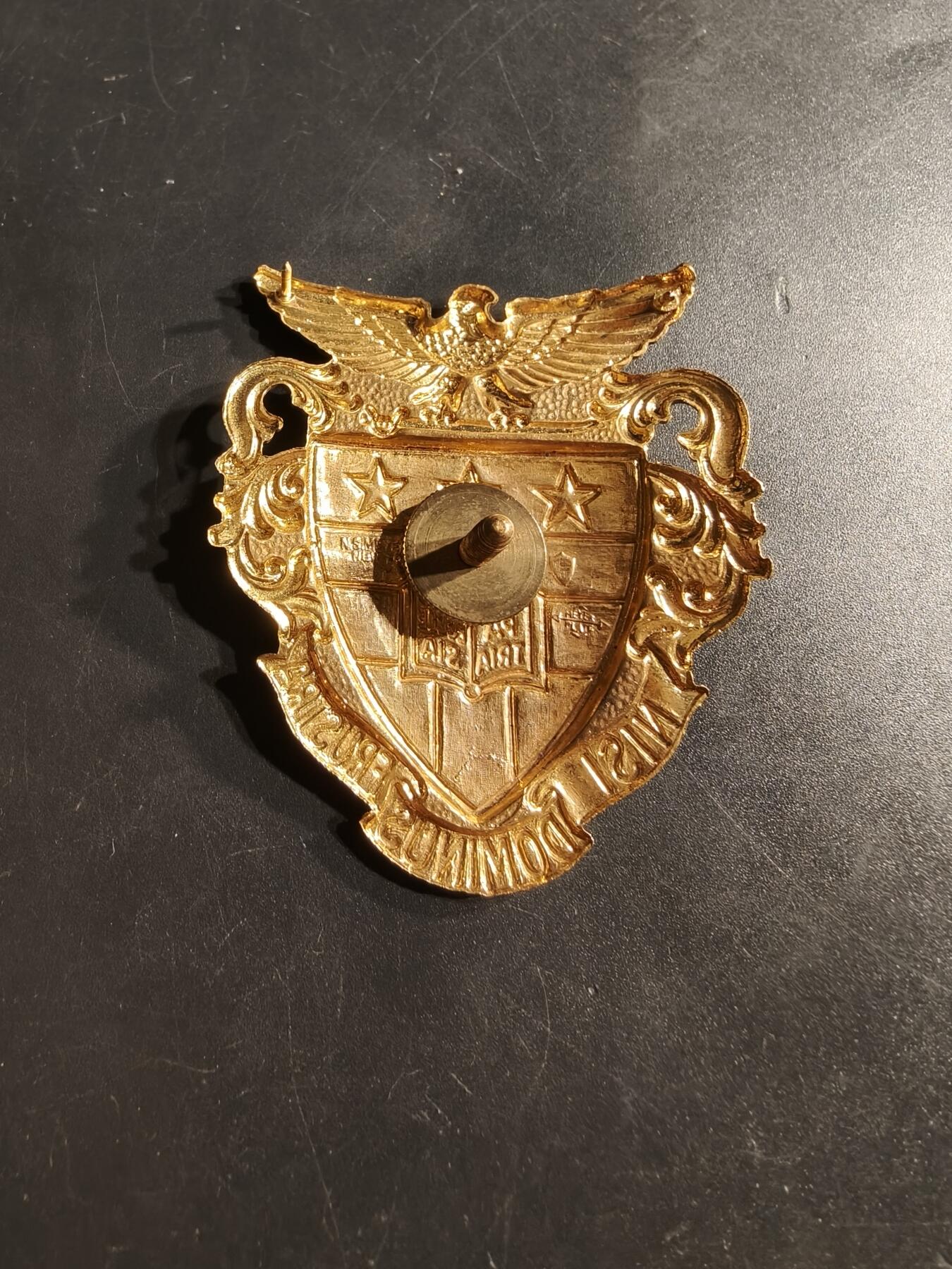 老王徽章第164期 美国康涅狄格军事学院大檐帽帽徽 