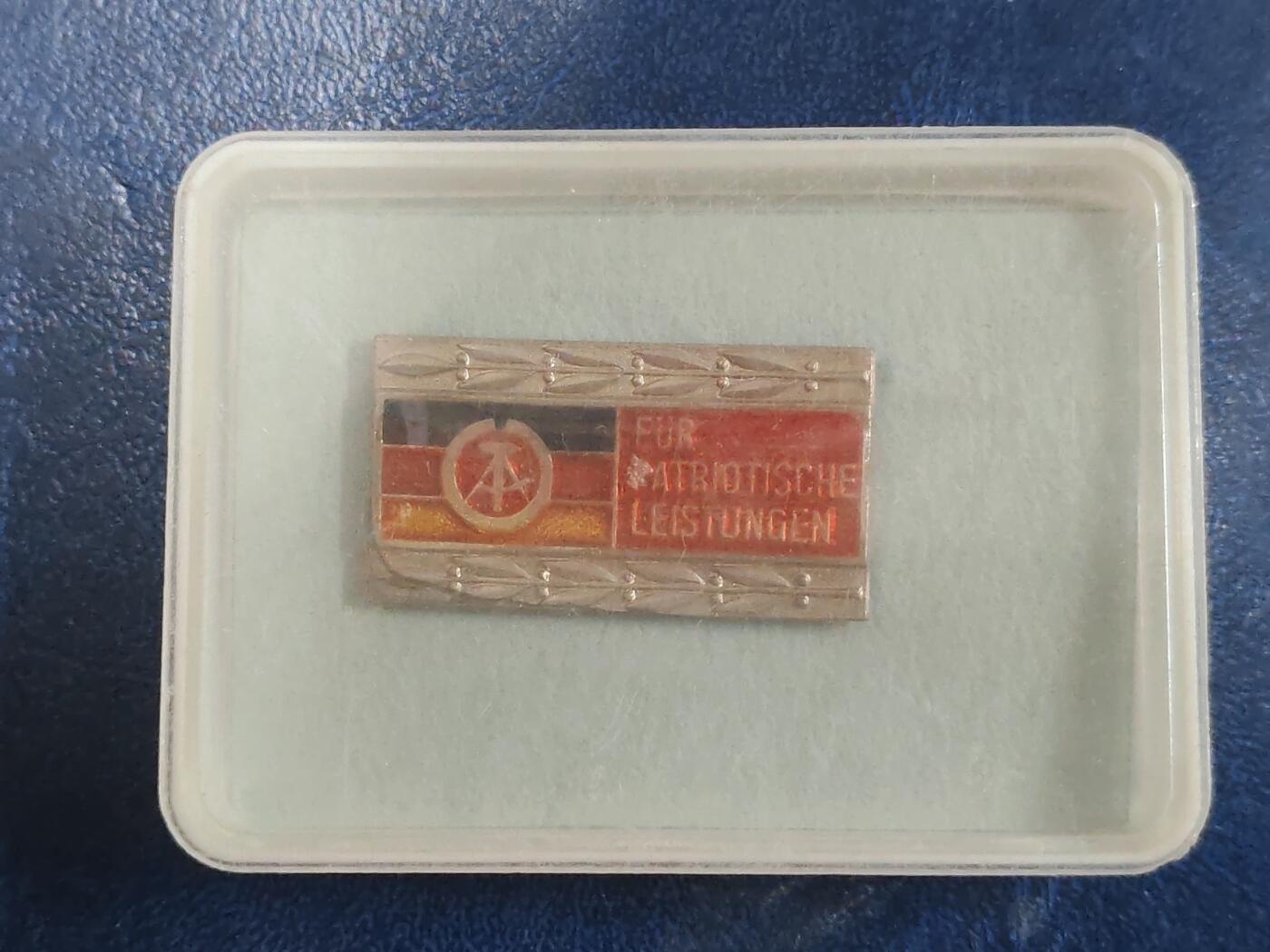 荷兰第129期勋赏拍卖 民主德国银级全国民族阵线徽章 带原盒