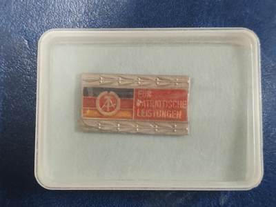 荷兰第129期勋赏拍卖 - 民主德国银级全国民族阵线徽章 带原盒