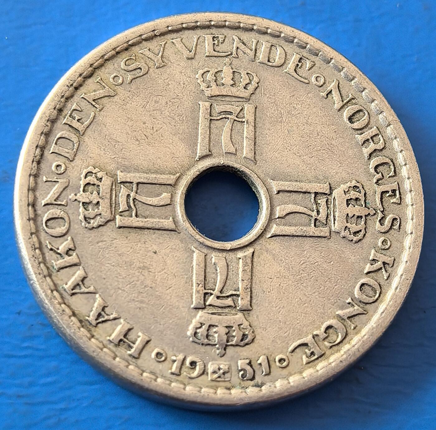 外国优质老铜币银币，周六九点倒数截拍，满百包邮，可寄存半年，喜欢朋友微信扫描二维码可直接参拍 挪威1951年1克朗