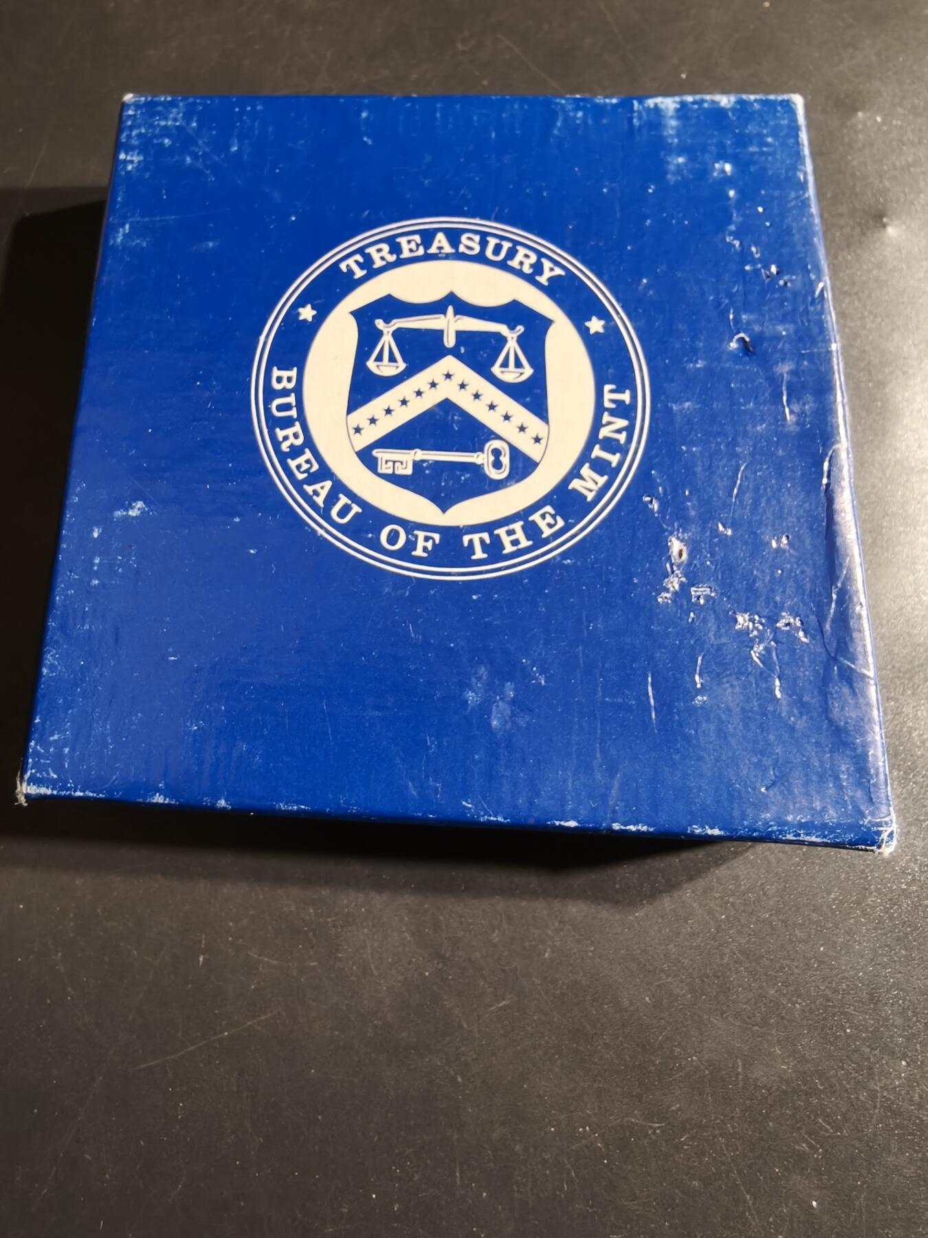 老王徽章第164期  美国铸币局拉瑟福德·B·海斯总统大铜章     原盒     直径76mm.    重量218.5g.      他是美国第19任总统（1877-1881年）。  海斯总统以监督重建时期的结束、开启公务员制度改革的努力以及试图调和南北战争遗留的分歧而闻名。  他出生于俄亥俄州特拉华市       在南北战争期间，他是一名少将，曾五次受伤