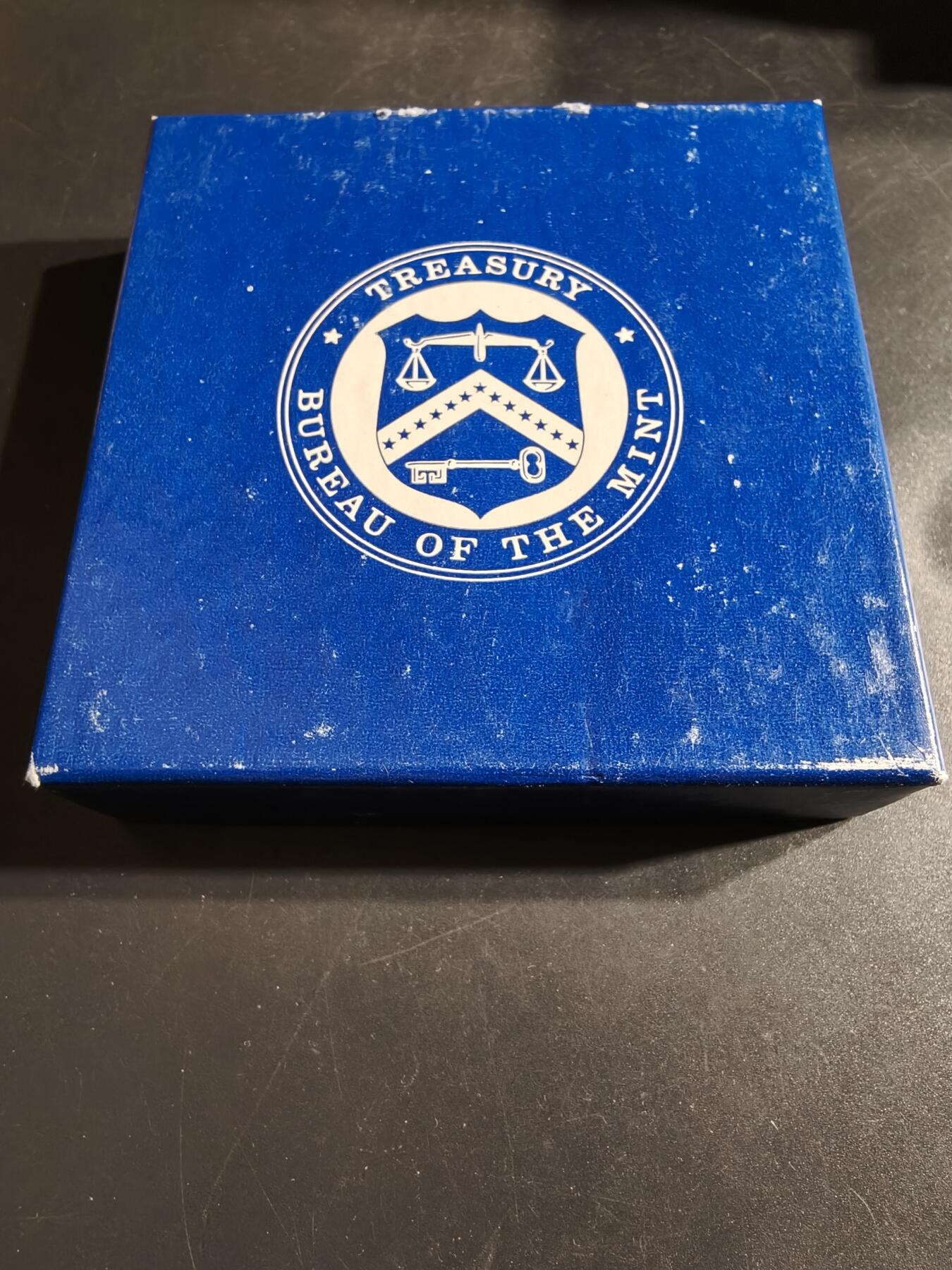 老王徽章第164期 美国铸币局詹姆斯•加菲尔德总统大铜章     原盒      直径76mm.    重量217.7g.       詹姆斯·A·加菲尔德是美国第20任总统，于1881年3月4日就职.他在任仅100天后遭遇暗杀，并于1881年9月19日去世.  