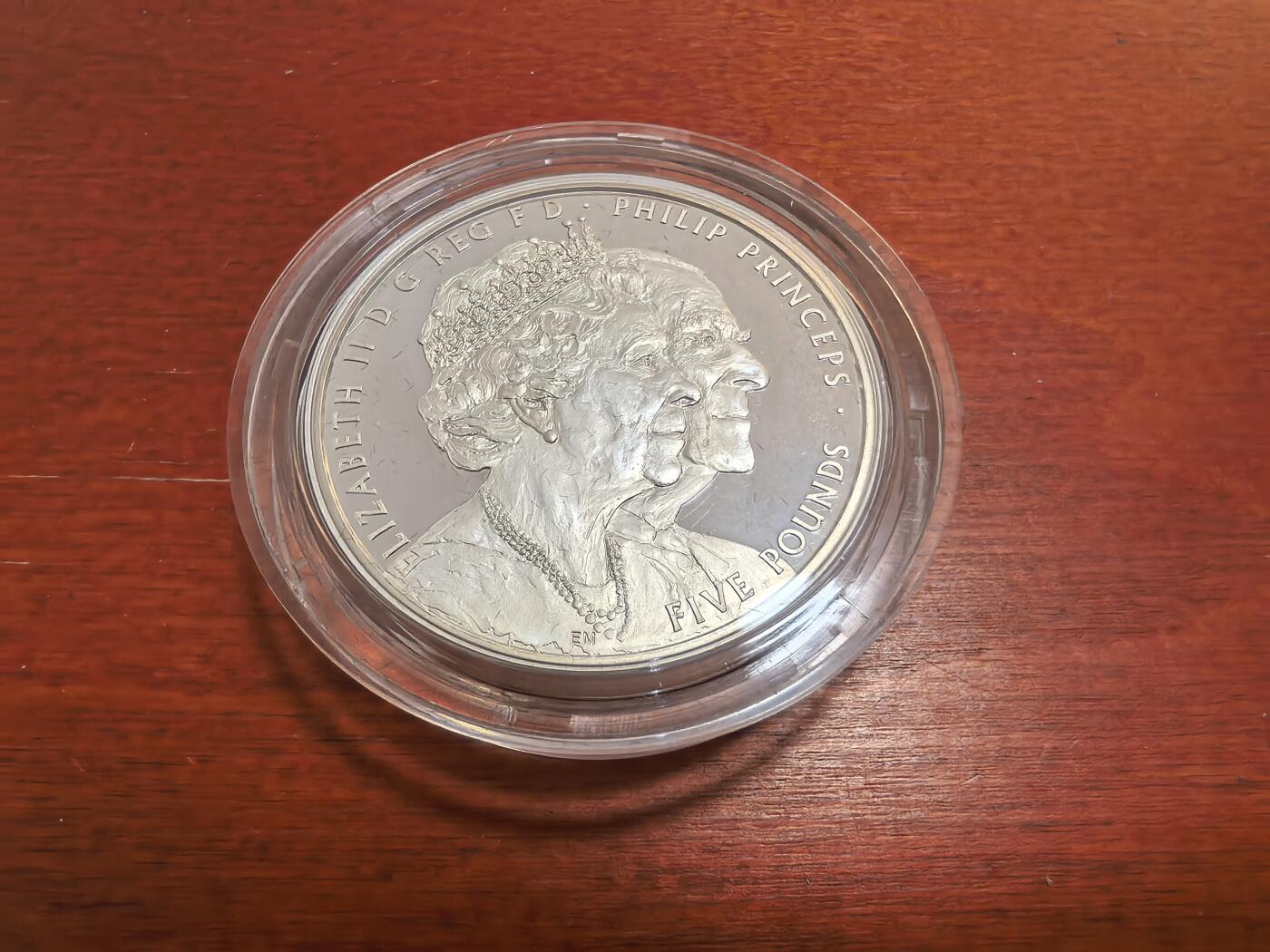 长老汇蛇年精选第七十五场拍卖 2017英国女王夫妇钻石婚5英镑精制加厚银币，56.56克925银，盒证全，4000套