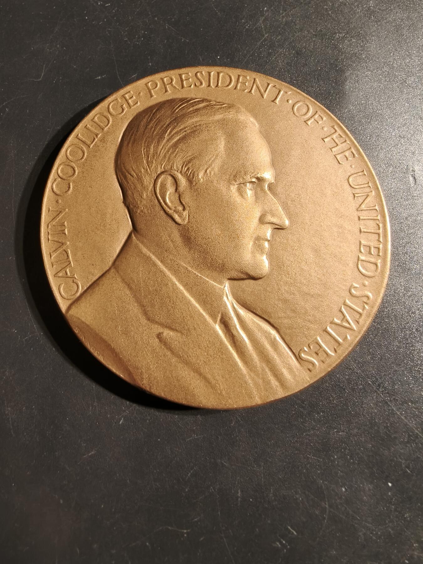 老王徽章第164期  美国铸币局卡尔文·柯立芝总统大铜章     原盒带证书     直径76mm.    重量227g.    柯立芝是美国第30任总统。  