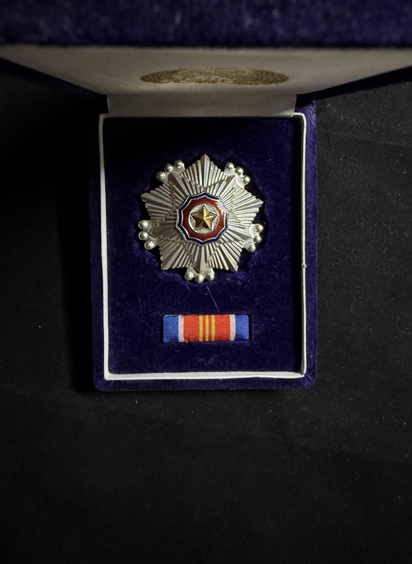 戎马世界章牌大赏第108期 朝鲜三级国旗勋章，盒略齐全