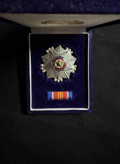 戎马世界章牌大赏第108期 - 朝鲜三级国旗勋章，盒略齐全