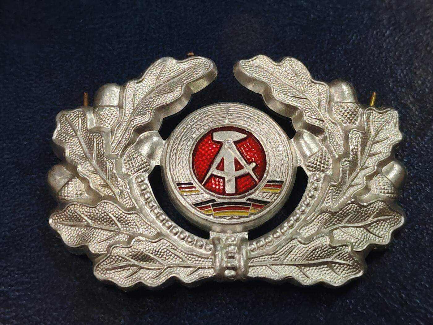 荷兰第129期勋赏拍卖 民主德国军官帽徽