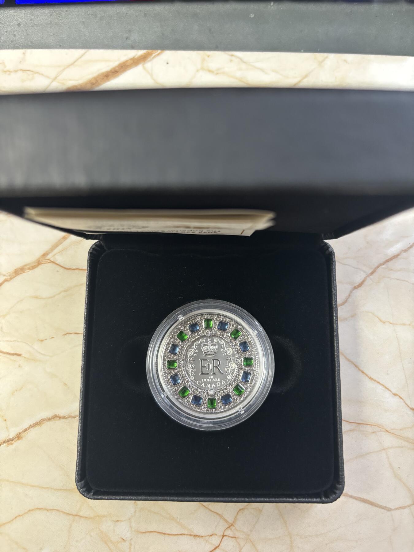 第182期拍卖 加拿大2022年帝国皇冠缅怀女王镶嵌宝石纪念银币，9999银，31.39克，