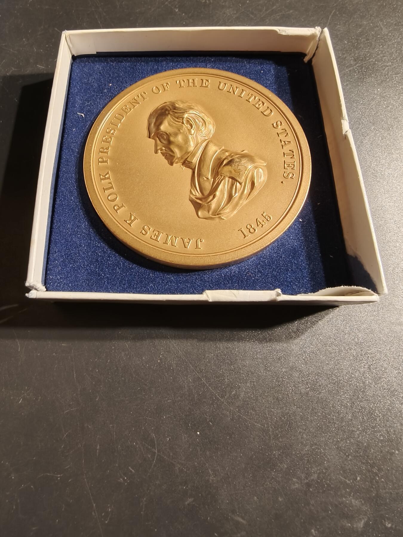 老王徽章第164期 美国铸币局詹姆斯·K·波尔克总统大铜章     原盒     直径76mm.    重量223g.      美国第11任总统詹姆斯·K·波尔克（James K. Polk） 