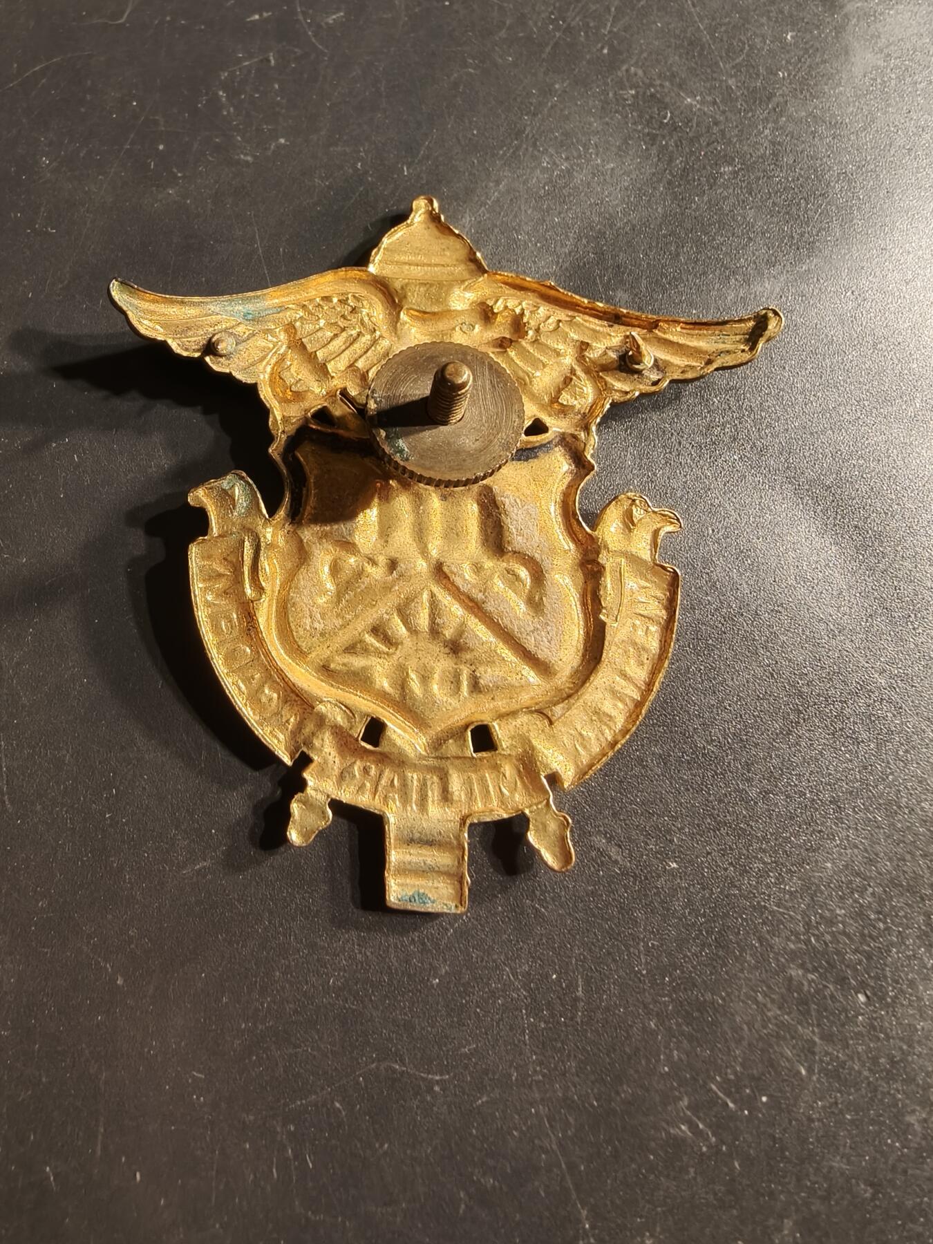 老王徽章第164期 美国西方军事学院大檐帽帽徽      1879-1971      许多著名人物曾就读于此，包括芝加哥奥黑尔国际机场的命名人、二战海军王牌 Edward O'Hare，以及第一颗原子弹投掷机“伊诺拉·盖伊”的飞行员 Paul Tibbets 将军。