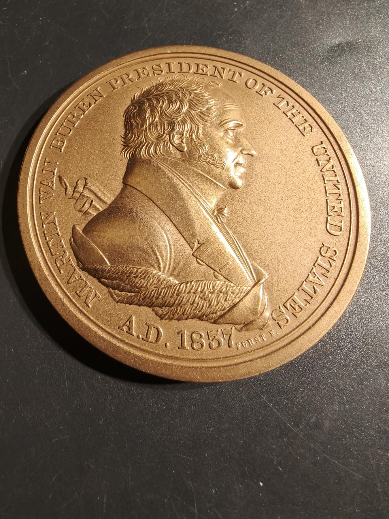 老王徽章第164期  美国铸币局马丁·范布伦总统大铜章     原盒     直径76mm.    重量221g