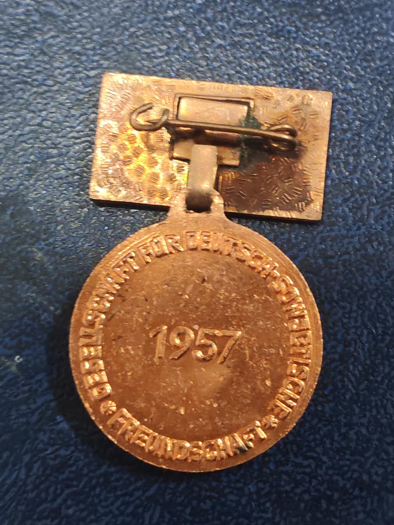 荷兰第129期勋赏拍卖 民主德国铜级苏德友好协会证章