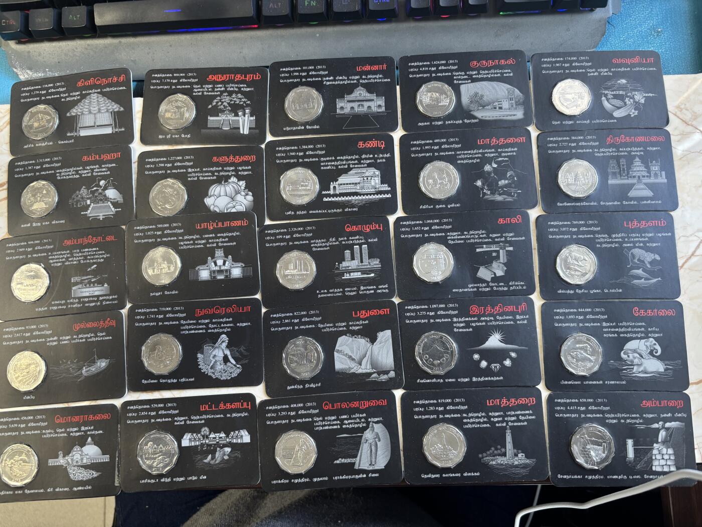 第182期拍卖 2013年斯里兰卡10卢布纪念币套（共25枚）斯里兰卡所有行政区 卡装，单枚在10美元左右