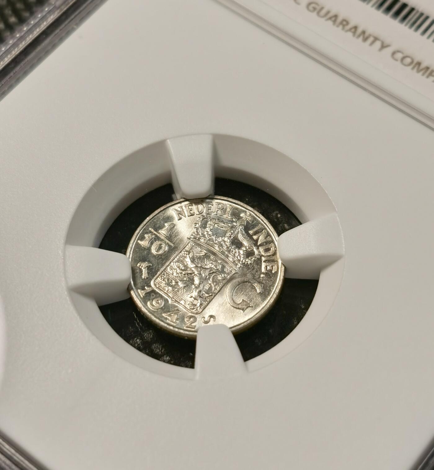 甄臻铺-世界币章拍卖（第40期）送拍享返佣金等优惠多多 NGC-MS65 1942年荷属东印度1/10盾MS64-65两枚一组，卷拆品相