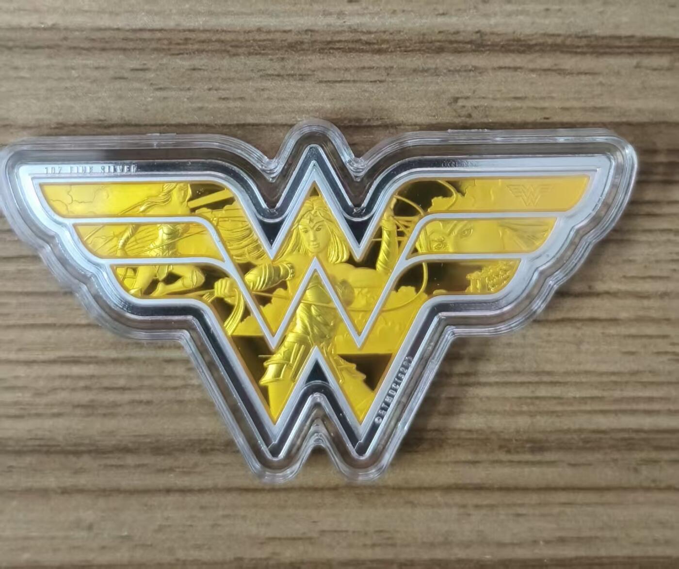 ❤️【币观天下】❤️ 第331期钱币拍卖- 2025.11.21周五晚上6点半场-长期征集拍品 库克2022年，神奇女侠，异形、珐琅彩，镀金异形纪念银币. 盒证全. 实物超级闪耀漂亮，大热门银币. 国外售价298欧元