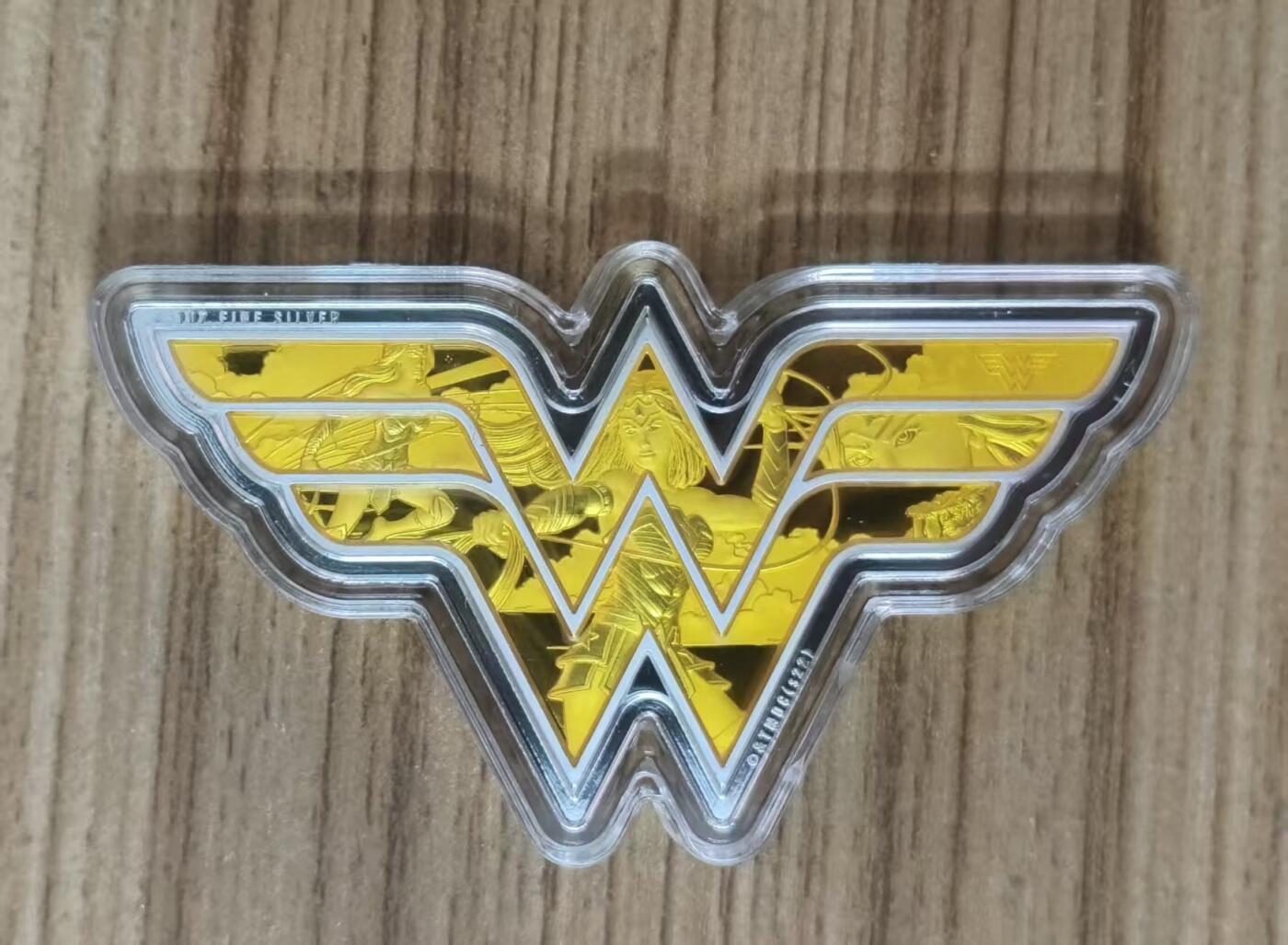 ❤️【币观天下】❤️ 第331期钱币拍卖- 2025.11.21周五晚上6点半场-长期征集拍品 库克2022年，神奇女侠，异形、珐琅彩，镀金异形纪念银币. 盒证全. 实物超级闪耀漂亮，大热门银币. 国外售价298欧元