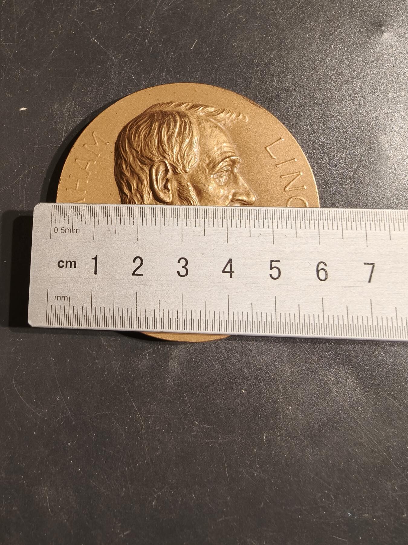 老王徽章第164期  美国铸币局亚伯拉罕•林肯总统诞辰百年大铜章     原盒带证书     直径60mm.    重量116g.      铜章上刻有林肯第二次就职演说中的名言：“对任何人不怀恶意，对所有人满怀仁慈”