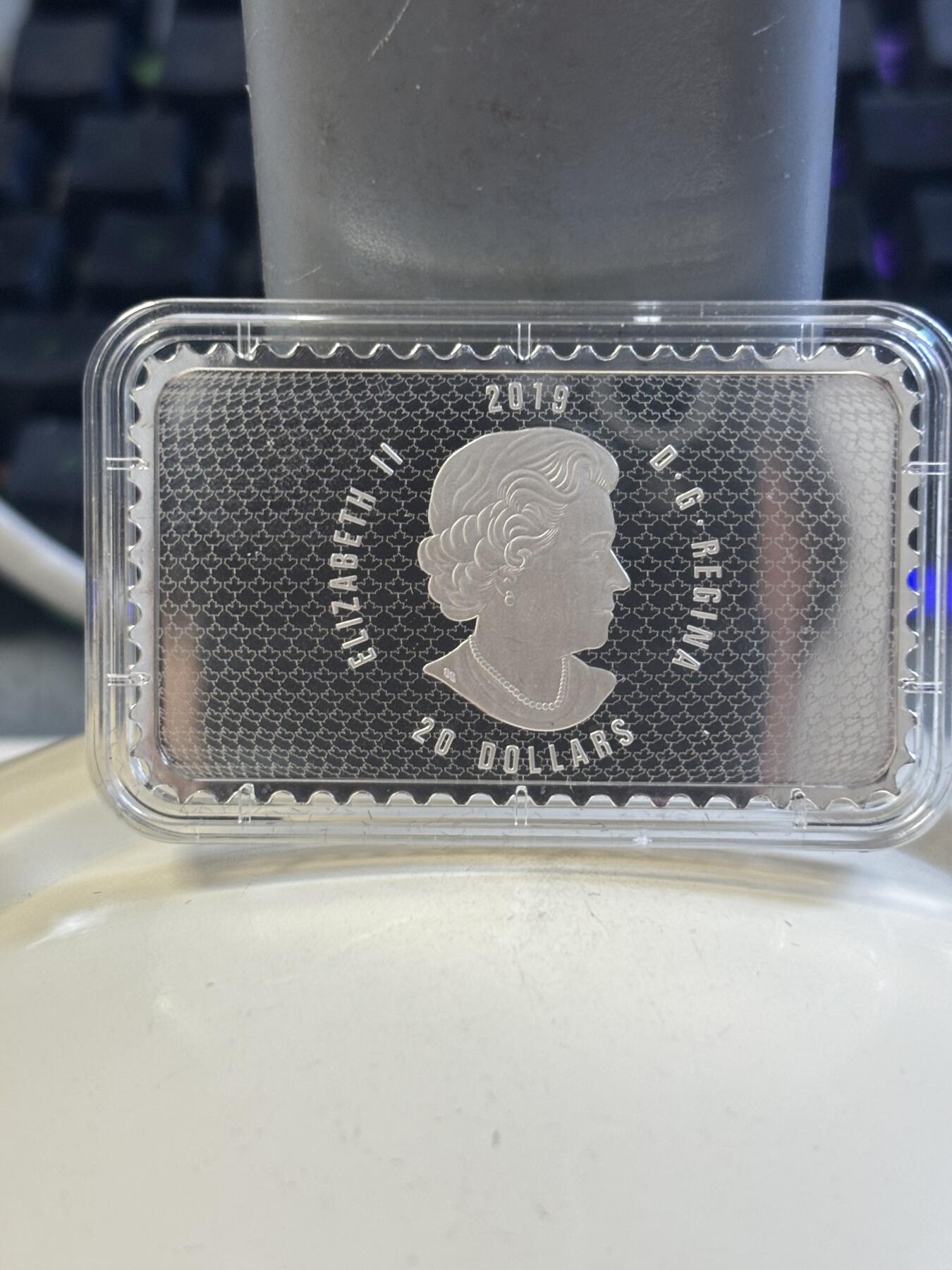 第182期拍卖 加拿大2019年历史邮票系列徽章和国旗1盎司彩银币，,发行5000枚，9999银