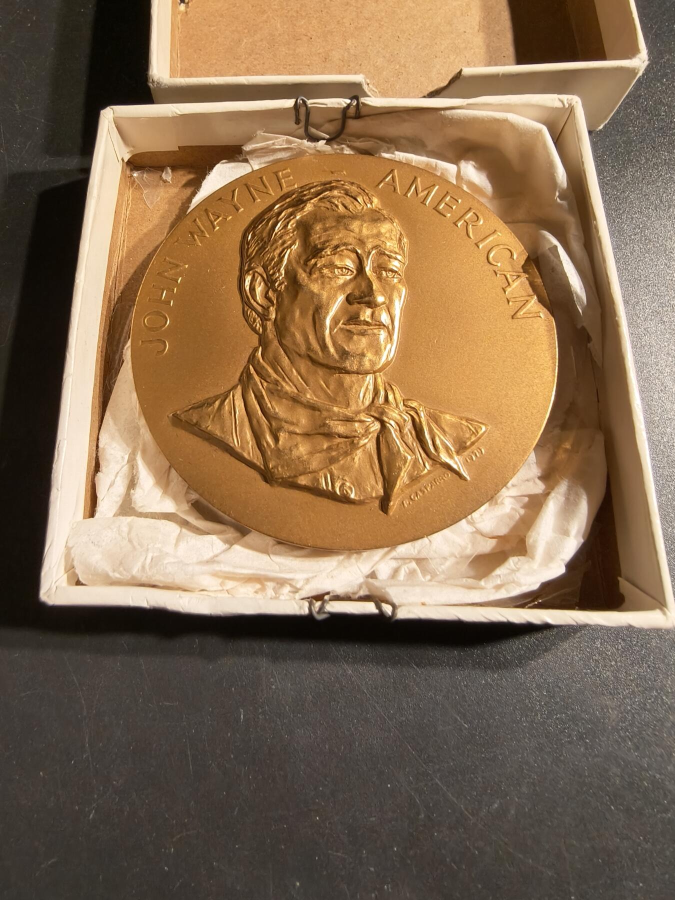 老王徽章第164期 美国铸币局著名西部片演员约翰•韦恩大铜章      原盒     直径76mm.    重量220.6g.      约翰·韦恩是一位标志性的美国演员，被视为美国精神的象征。  他曾被追授美国最高平民荣誉，包括国会金质奖章和总统自由勋章。 