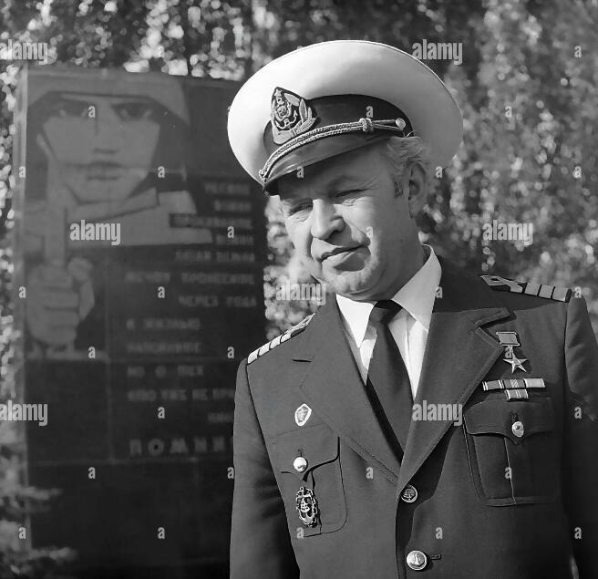 靖甫拍卖第十一场 苏联远洋舰队机械师证章 库存品带原盒