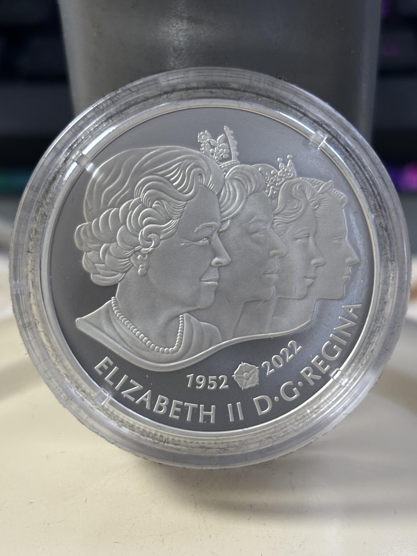 第182期拍卖 加拿大2022年帝国皇冠缅怀女王镶嵌宝石纪念银币，9999银，31.39克，