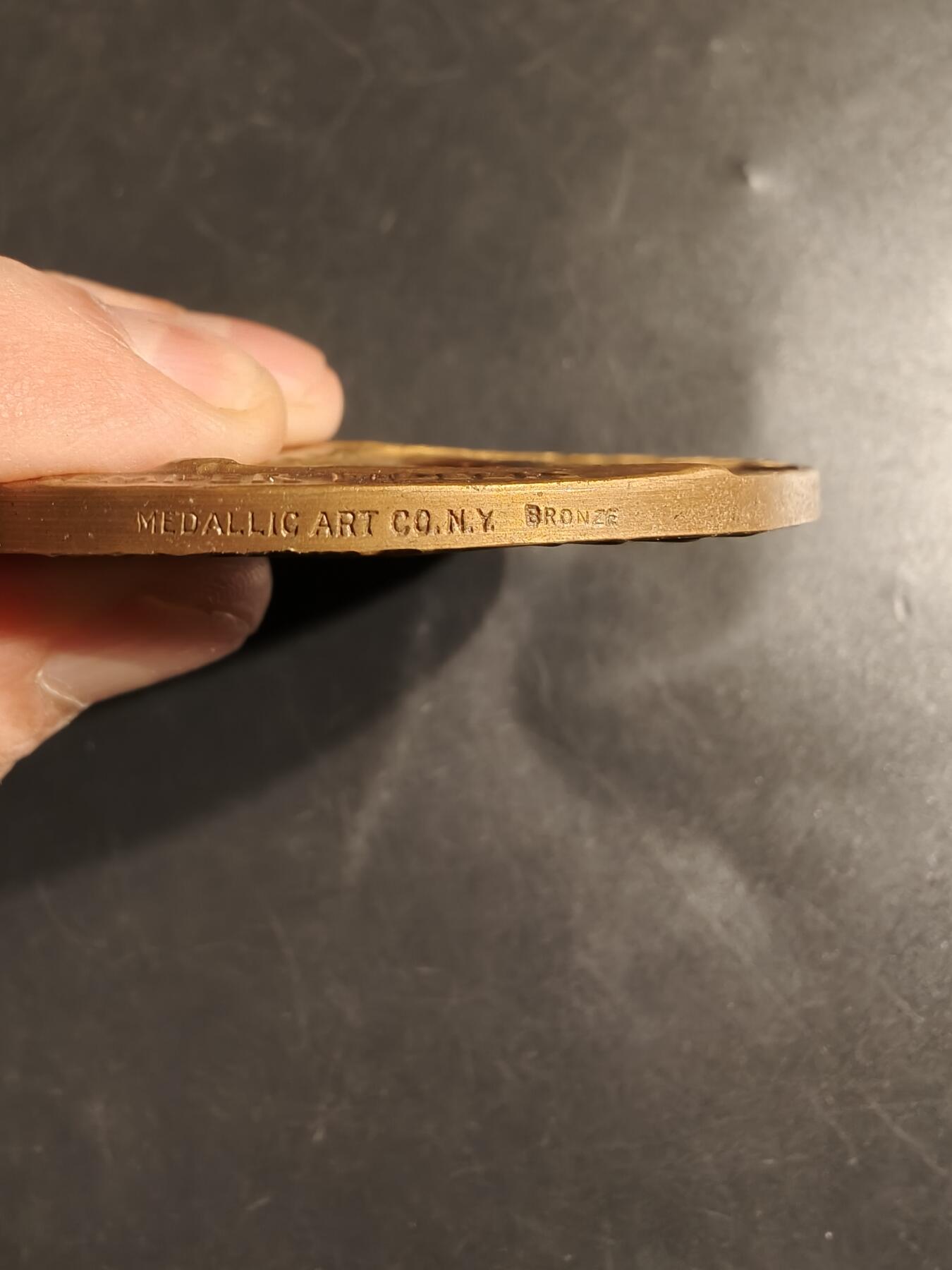 老王徽章第164期  美国一战老兵协会大铜章     直径76mm.    重量168.5g.    高浮雕