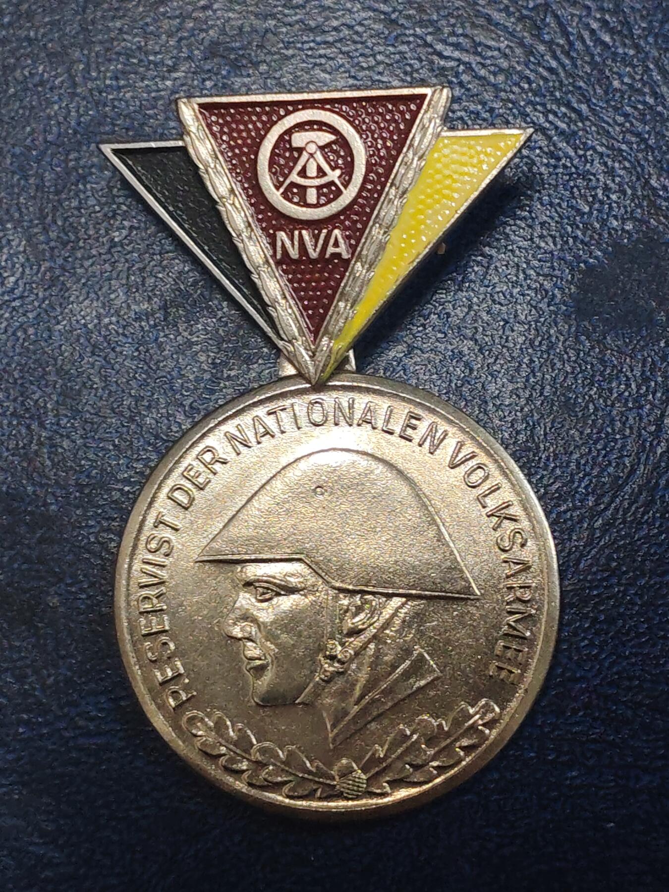 荷兰第129期勋赏拍卖 民主德国银级人民军预备役优秀服务奖章