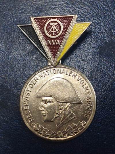 荷兰第129期勋赏拍卖 - 民主德国银级人民军预备役优秀服务奖章