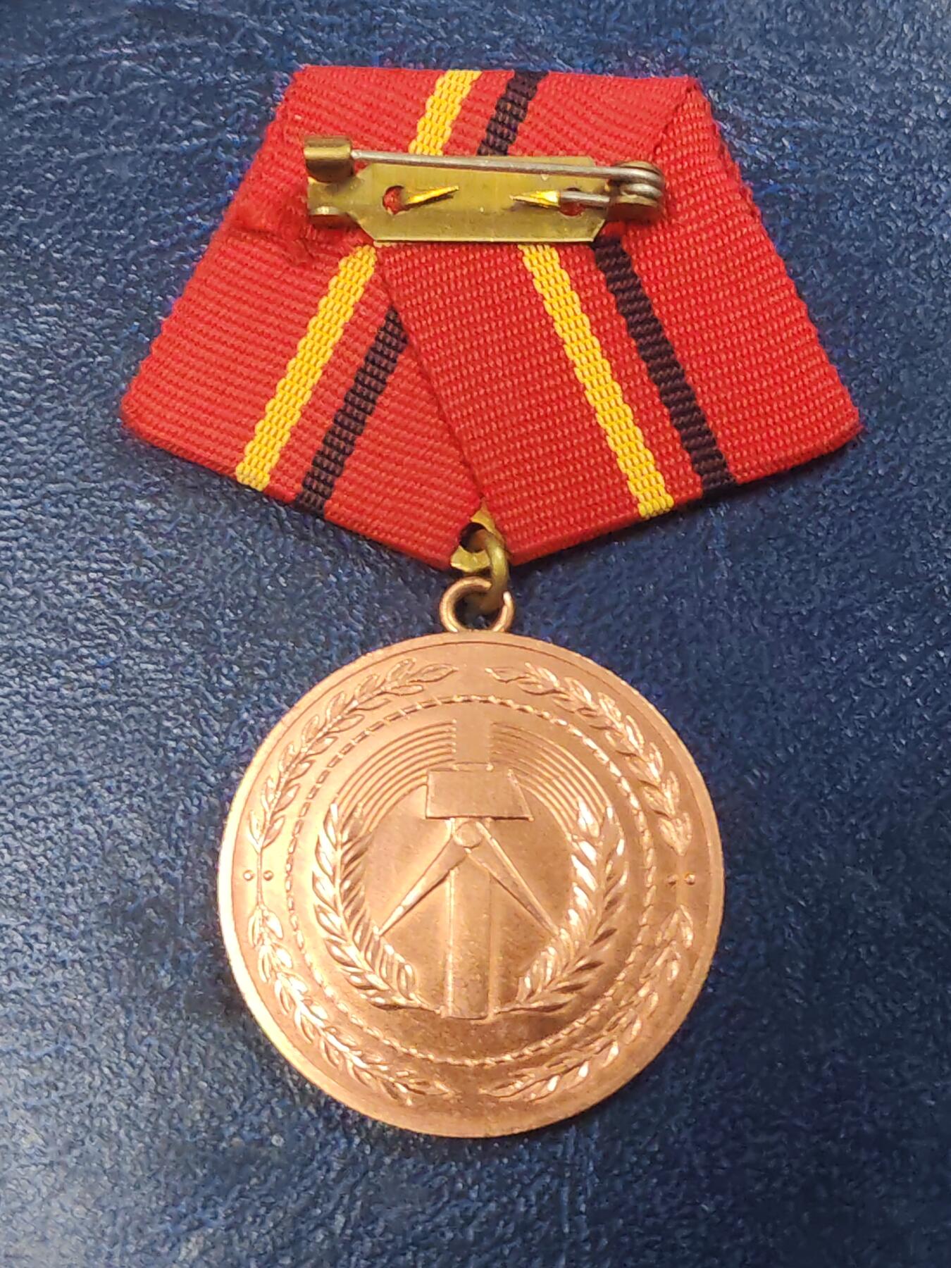 荷兰第129期勋赏拍卖 民主德国铜级工战队功绩奖章