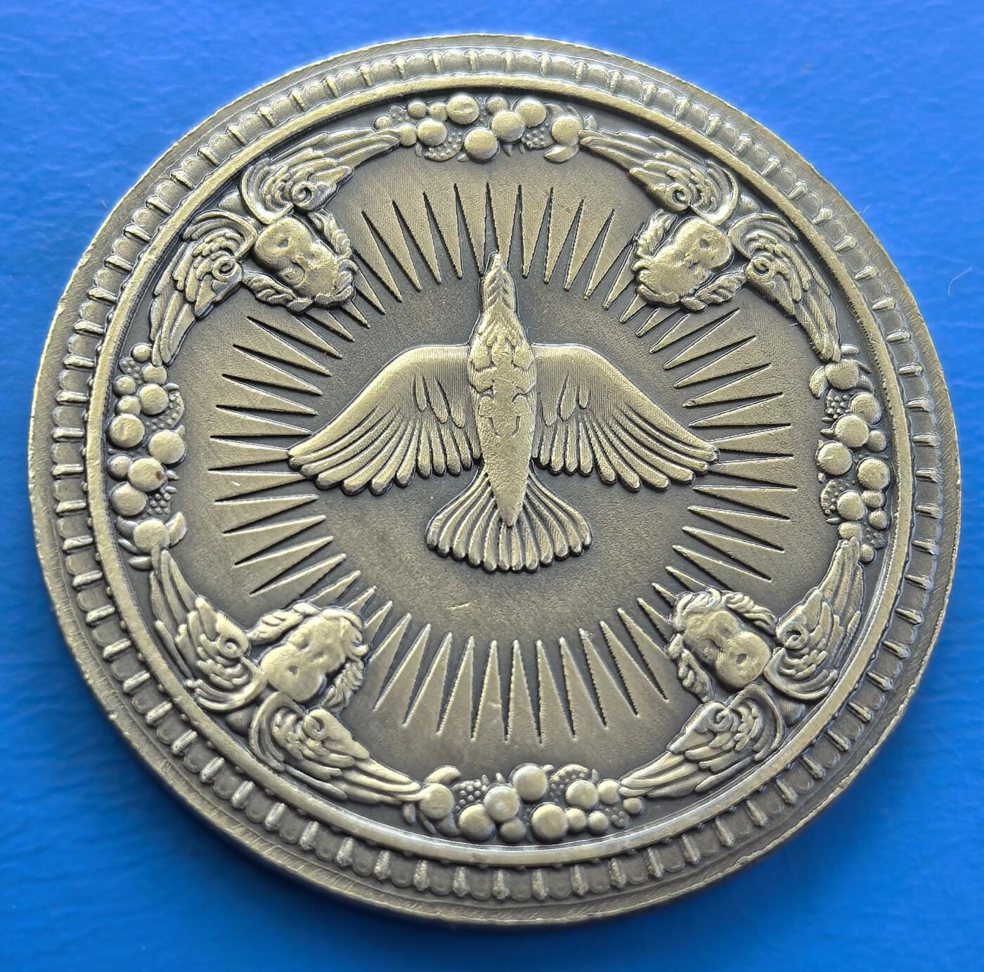 外国优质老铜币银币，周六九点倒数截拍，满百包邮，可寄存半年，喜欢朋友微信扫描二维码可直接参拍 伊萨基辅大教堂纪念章，直径34mm，重13克