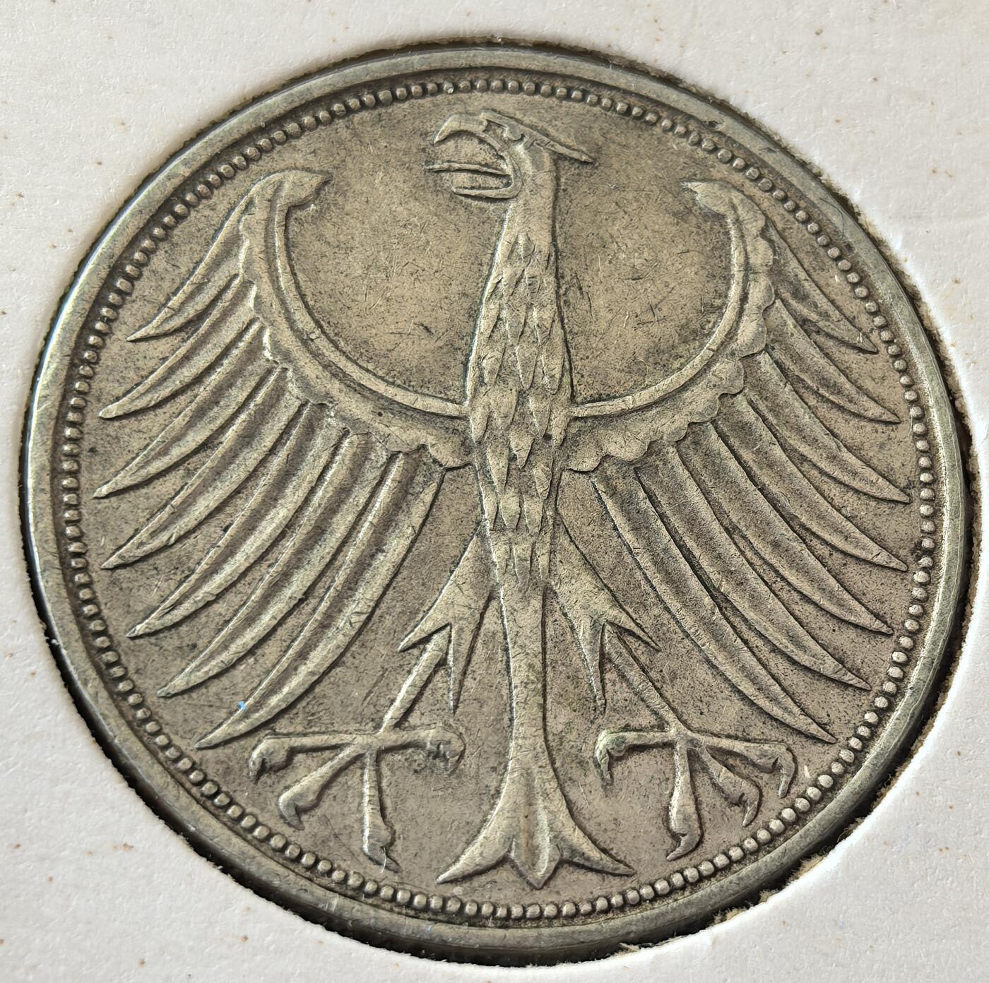 外国优质老铜币银币，周六九点倒数截拍，满百包邮，可寄存半年，喜欢朋友微信扫描二维码可直接参拍 欧洲老藏家纸夹-德国1966年5马克银币