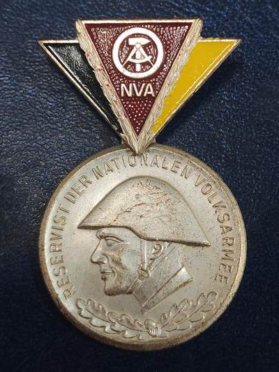 荷兰第129期勋赏拍卖 - 民主德国银级人民军预备役优秀服务奖章