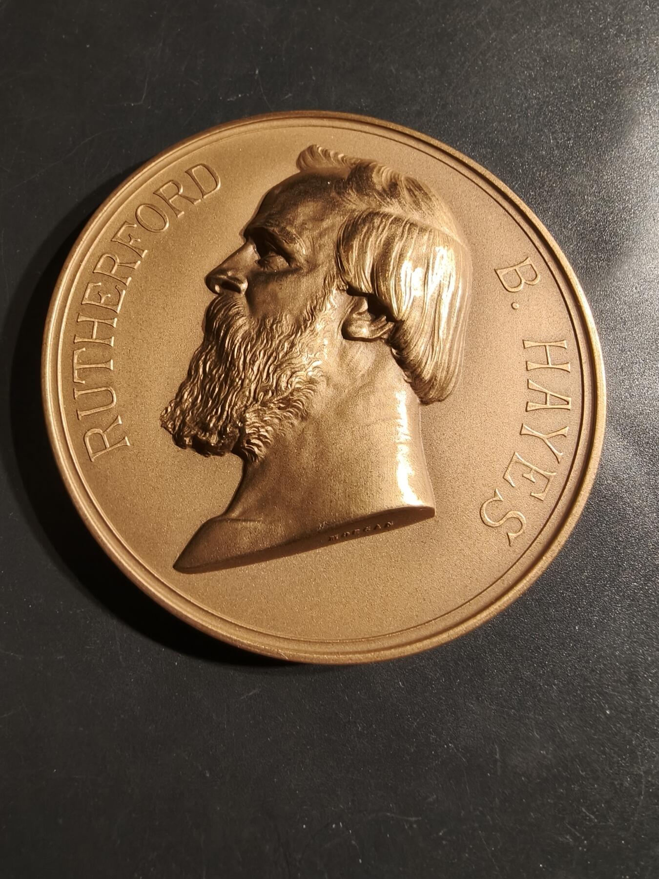 老王徽章第164期  美国铸币局拉瑟福德·B·海斯总统大铜章     原盒     直径76mm.    重量218.5g.      他是美国第19任总统（1877-1881年）。  海斯总统以监督重建时期的结束、开启公务员制度改革的努力以及试图调和南北战争遗留的分歧而闻名。  他出生于俄亥俄州特拉华市       在南北战争期间，他是一名少将，曾五次受伤