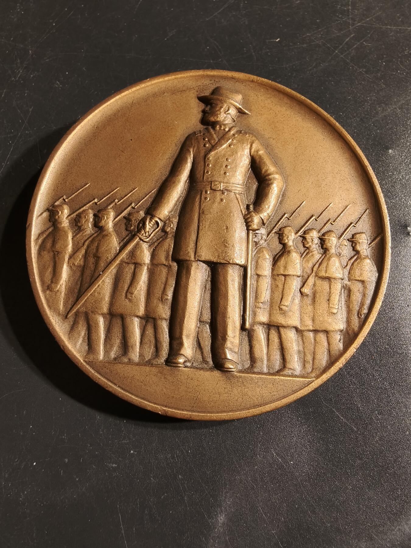 老王徽章第164期 美国尤利西斯•格兰特将军大铜章      高浮雕      直径76mm.    重量206.3g.      尤利西斯·S·格兰特，美国南北战争时期的联邦军总司令，后来成为美国第18任总统。