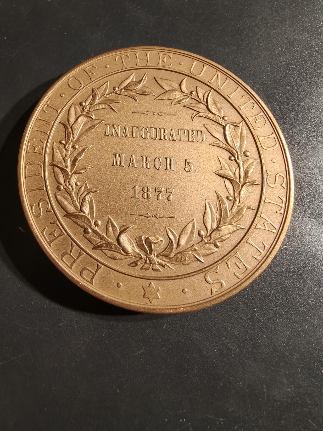老王徽章第164期  美国铸币局拉瑟福德·B·海斯总统大铜章     原盒     直径76mm.    重量218.5g.      他是美国第19任总统（1877-1881年）。  海斯总统以监督重建时期的结束、开启公务员制度改革的努力以及试图调和南北战争遗留的分歧而闻名。  他出生于俄亥俄州特拉华市       在南北战争期间，他是一名少将，曾五次受伤